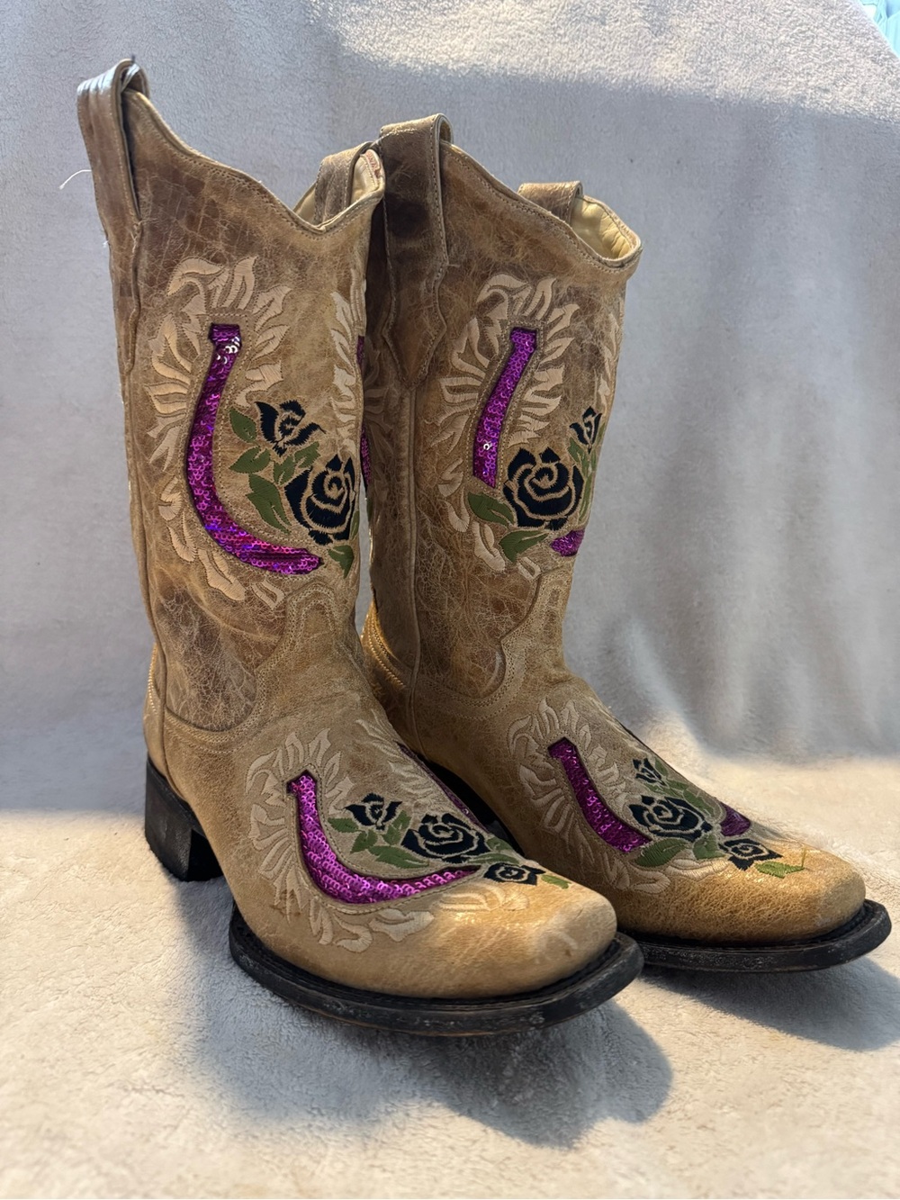 Corral R2542 Horseshoe Embroidered Roses tan Western Boots with magenta sequin